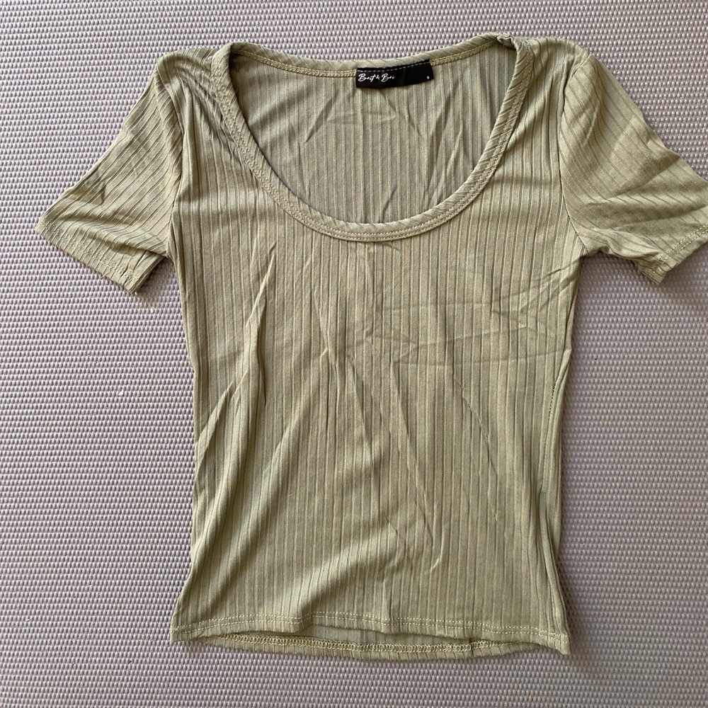 Brit and Bri. Size Small. Green cropped short sleeve top